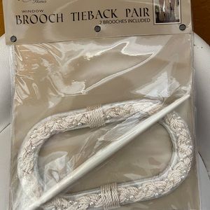 Window brooch tie back brand new still in package 1 pair (2 brooches)